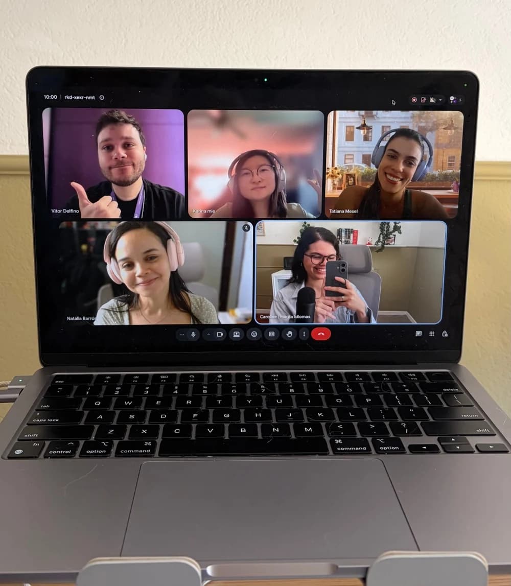 Aula ao vivo da Fiorito Idiomas numa turma de cinco alunos